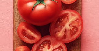 ChatGPT_AI提示词_新鲜番茄插图，整颗番茄与切片，木砧板，明亮的红色，卡哇伊风格，简洁背景，食品摄影风格_gpt会员缩略图