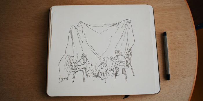 AI提示词_孩子们在两把椅子之间搭建的小帐篷下玩耍_chatgpt plus官网缩略图