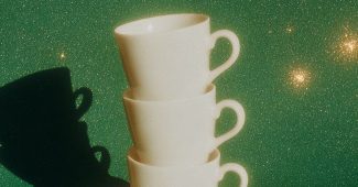 AI提示词_三只白色杯子和茶杯的静物摄影_chatgpt会员费多少钱缩略图