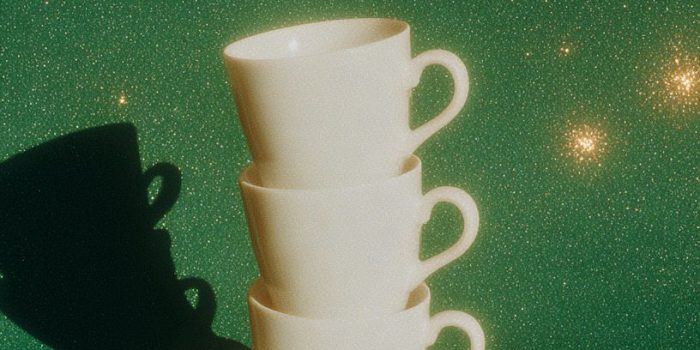 AI提示词_三只白色杯子和茶杯的静物摄影_chatgpt会员费多少钱缩略图