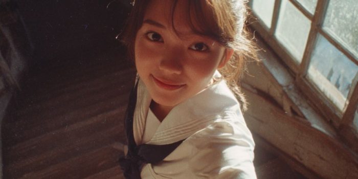 ChatGPT提示词_一位美丽的日本高中女孩在老旧的木楼梯上穿着夏季水手制服爬楼_chatgpt5.0可以用吗缩略图