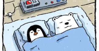 ChatGPT_AI提示词_一只拟人化的企鹅和一只拟人化的北极熊在舒适的韩国风格客厅地板上的电热垫上并肩熟睡_hatgpt plus缩略图