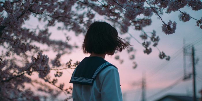 ChatGPT提示词_一位身穿清爽水手服的孤独日本高中女孩在黄昏的樱花树下，微风轻拂着她的头发_chatgpt中文版官网版缩略图