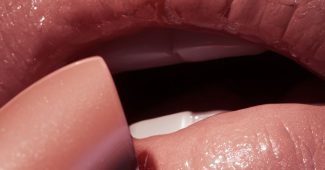 ChatGPT_AI提示词_女性嘴唇涂抹口红的特写美照_chatgpt5.1 科研级缩略图