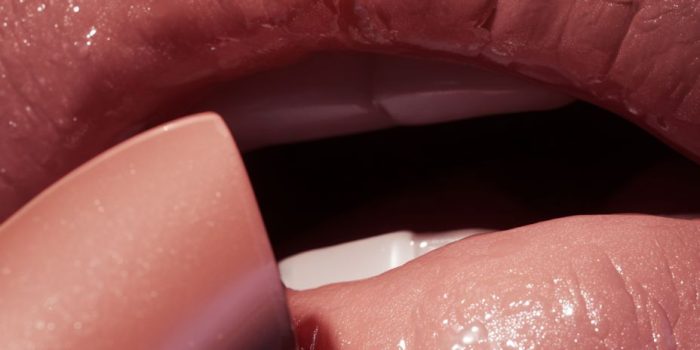 ChatGPT_AI提示词_女性嘴唇涂抹口红的特写美照_chatgpt5.1 科研级缩略图