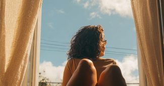 ChatGPT提示词_一个女人坐在窗边，享受阳光照射在她的腿上_chatgpt中文网缩略图