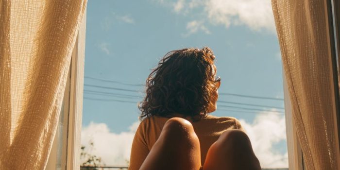 ChatGPT提示词_一个女人坐在窗边，享受阳光照射在她的腿上_chatgpt中文网缩略图