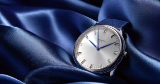 ChatGPT_AI提示词_一只白银色表面和蓝色指针的手表放在海军蓝丝绸面料上_chatgpt帐号缩略图