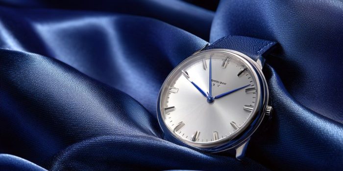 ChatGPT_AI提示词_一只白银色表面和蓝色指针的手表放在海军蓝丝绸面料上_chatgpt帐号缩略图