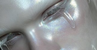 ChatGPT_AI提示词_一幅超现实风格的肖像画描绘了一个具有神秘和超凡气质的人形生物_Grok4缩略图