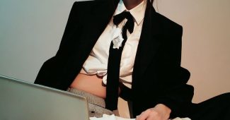 AI提示词_一位年轻女A&R经理在现代音乐行业的创意氛围中自信工作_chatgpt.com.缩略图