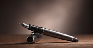 ChatGPT提示词_一支奢华的钢笔优雅地放置在胡桃木桌面上_chatgpt在线聊天查询缩略图