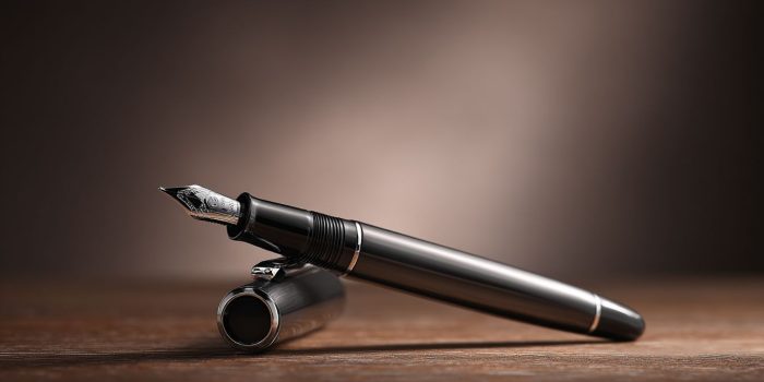 ChatGPT提示词_一支奢华的钢笔优雅地放置在胡桃木桌面上_chatgpt在线聊天查询缩略图