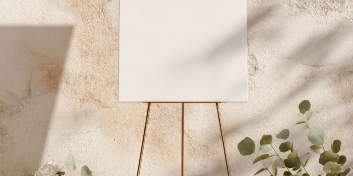 ChatGPT_AI提示词_婚礼欢迎牌放置在极简金色支架上，背景为柔和的石墙_chatgpt在线版网页缩略图