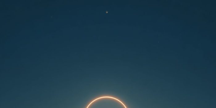 ChatGPT提示词_一个发光的圆形象征着新开始，像地平线上的日出_chatgpt网页缩略图