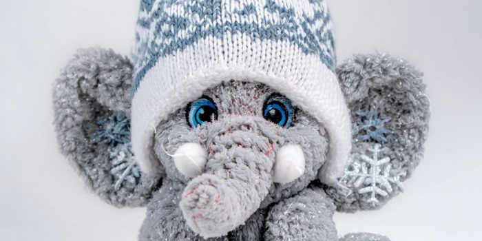 ChatGPT_AI提示词_可爱的大象戴着帽子和大眼睛_chatgpt网页版在线试用缩略图