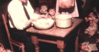 ChatGPT_AI提示词_一位胖老人在桌前贪婪地吃着，旁边是一位疲惫的孕妇，周围是衣衫褴褛的孩子们_chatgpt在线网页版官网缩略图