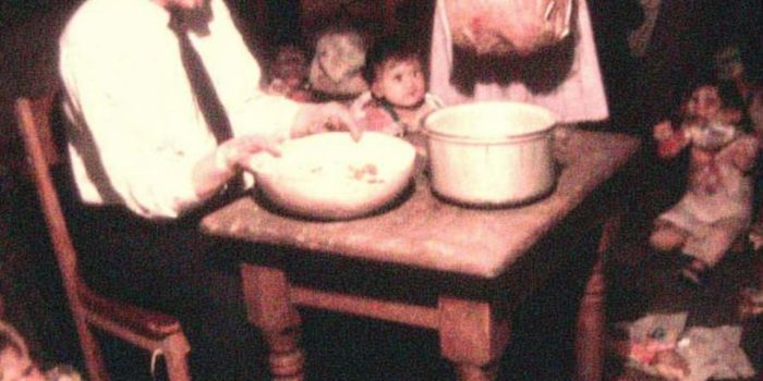 ChatGPT_AI提示词_一位胖老人在桌前贪婪地吃着，旁边是一位疲惫的孕妇，周围是衣衫褴褛的孩子们_chatgpt在线网页版官网缩略图