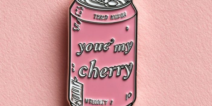 AI提示词_这是一款可爱的粉色汽水罐徽章，写着“你是我的樱桃”_怎么开通chatgpt会员缩略图