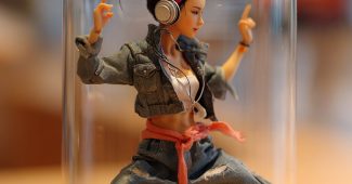 ChatGPT_AI提示词_在玻璃瓶内创建一个超现实微缩景观，展示一位美丽的东亚女性以动态舞姿站立，佩戴时尚耳机_chatgpt plus 代充缩略图