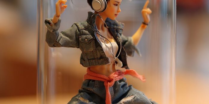 ChatGPT_AI提示词_在玻璃瓶内创建一个超现实微缩景观，展示一位美丽的东亚女性以动态舞姿站立，佩戴时尚耳机_chatgpt plus 代充缩略图