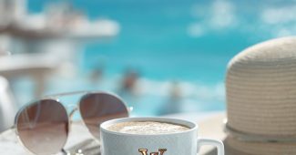 ChatGPT提示词_HEYTEA与路易威登的云格杯置于户外阳台上，旁边有路易威登太阳镜和夏帽_chatgpt会员值得买吗缩略图