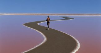 ChatGPT提示词_一名跑者在宁静的盐滩上奔跑，天空与大地无缝交融，形成了截然不同的视觉效果_chat gpt会员的作用缩略图