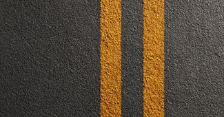 ChatGPT提示词_高分辨率的黑色沥青与黄色线条的简约纹理背景_人工智能chatgpt5缩略图