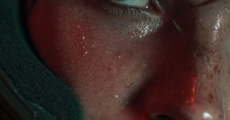 ChatGPT_AI提示词_一位惊艳的女性赛车手在阴郁的车库背景下佩戴红色F1头盔，展现出翠绿色眼睛和真实的肌肤细节_chatgpt帐号缩略图