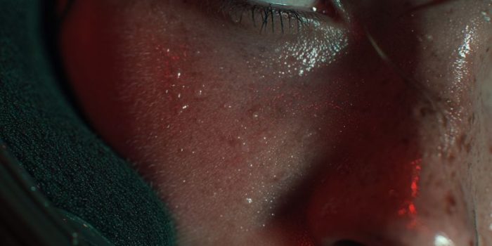 ChatGPT_AI提示词_一位惊艳的女性赛车手在阴郁的车库背景下佩戴红色F1头盔，展现出翠绿色眼睛和真实的肌肤细节_chatgpt帐号缩略图