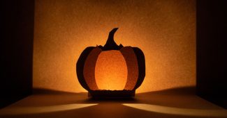 ChatGPT_AI提示词_在黑色A4纸中心绘制一个盛开而没有盖子的南瓜，内部发出光芒，像个大锅_chatgpt会员多少钱一次缩略图