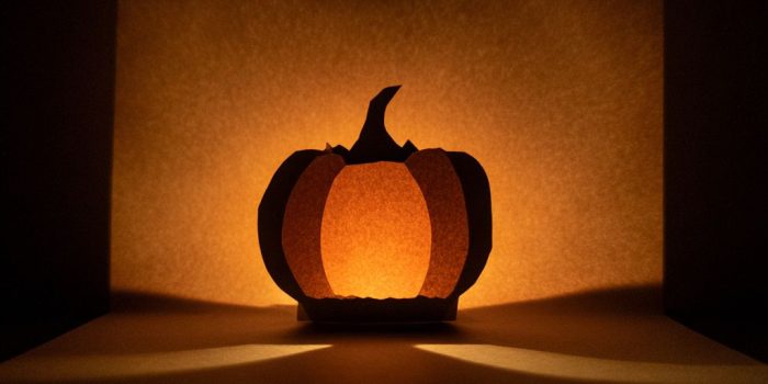 ChatGPT_AI提示词_在黑色A4纸中心绘制一个盛开而没有盖子的南瓜，内部发出光芒，像个大锅_chatgpt会员多少钱一次缩略图