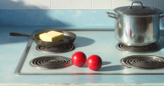 ChatGPT_AI提示词_厨房炉灶上摆放着蓝色台面、黄油的平底锅和不锈钢锅_国内如何买gpt会员缩略图