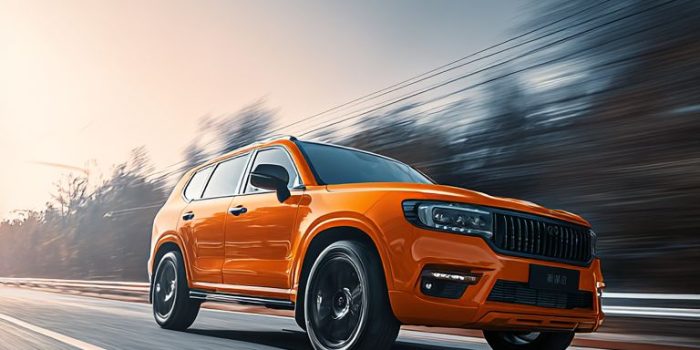 ChatGPT提示词_一辆橙色GWM Tank 300轿车在高速行驶_gpt会员缩略图