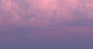 ChatGPT提示词_一位老人坐在空旷海滩上的小餐车前，红灯照耀着餐车，粉色云彩飘浮在空中_chatgpt会员怎么开通缩略图