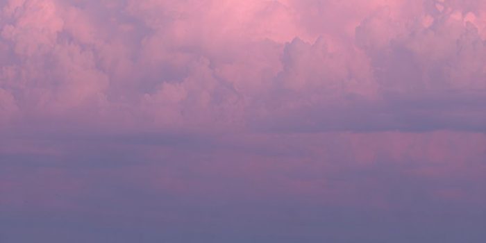 ChatGPT提示词_一位老人坐在空旷海滩上的小餐车前，红灯照耀着餐车，粉色云彩飘浮在空中_chatgpt会员怎么开通缩略图