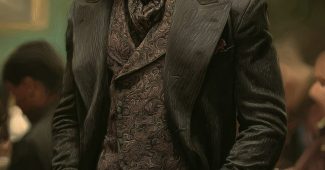 ChatGPT_AI提示词_一个高大健壮、穿着优雅西装的男人在人群中走过_chatgpt注册教练缩略图