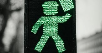 ChatGPT_AI提示词_黑白城市摄影聚焦于绿灯和人手持咖啡杯_gpt会员有什么用缩略图