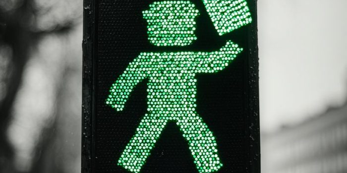 ChatGPT_AI提示词_黑白城市摄影聚焦于绿灯和人手持咖啡杯_gpt会员有什么用缩略图