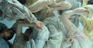 ChatGPT_AI提示词_一群年轻人穿着宽松的时尚服装在空中漂浮，形成了一个人类雕塑_chat gpt会员价格缩略图