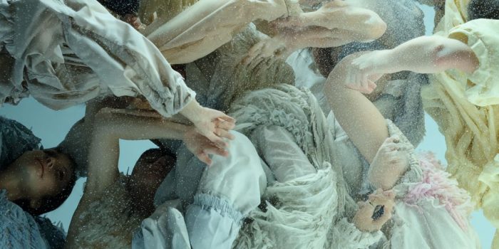 ChatGPT_AI提示词_一群年轻人穿着宽松的时尚服装在空中漂浮，形成了一个人类雕塑_chat gpt会员价格缩略图