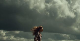 ChatGPT提示词_华丽女性在苏格兰草地上推动割草机穿着长款羊毛外套并创造格子图案_国内如何开通gpt会员卡流程图缩略图