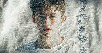 AI提示词_一件手工刺绣的白色T恤，胸前刺绣有年轻男子的肖像和汉字 ‘把自己产品化’。_chatgpt5和4的对比图缩略图