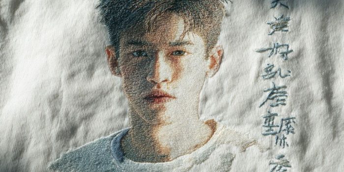 AI提示词_一件手工刺绣的白色T恤，胸前刺绣有年轻男子的肖像和汉字 ‘把自己产品化’。_chatgpt5和4的对比图缩略图