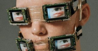 ChatGPT_AI提示词_人形头部覆盖小型LCD屏幕，展示眼睛、嘴唇和皮肤的特写片段_chatgpt会员多少钱一次缩略图