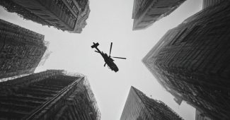 AI提示词_一张黑白照片展示直升机飞越高楼大厦_chatgpt帐号批发缩略图