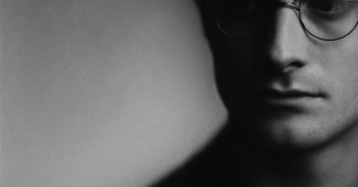 ChatGPT提示词_高分辨率黑白肖像展现哈利波特的神秘与优雅_chatgpt网页版缩略图