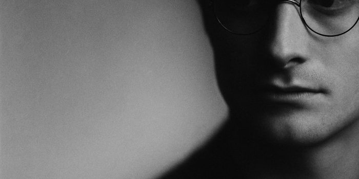 ChatGPT提示词_高分辨率黑白肖像展现哈利波特的神秘与优雅_chatgpt网页版缩略图