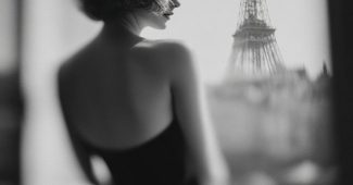 ChatGPT提示词_女模特站在法式阳台上，背对镜头凝视埃菲尔铁塔，穿着优雅的裙子_chat gpt会员便宜缩略图