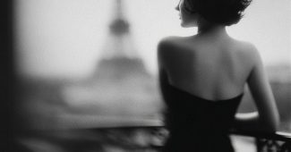 ChatGPT提示词_一位女性模特穿着优雅的裙子，背对镜头站在法式阳台上，凝视着埃菲尔铁塔_chatgpt会员收费标准缩略图